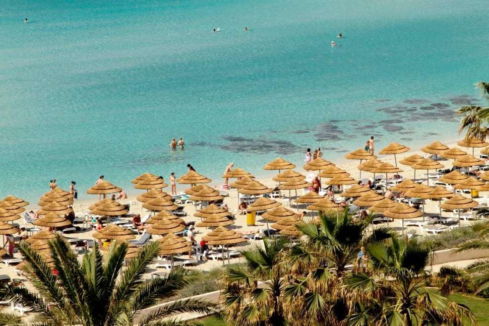 Een foto van het strand bij Nissi Beach Resort
