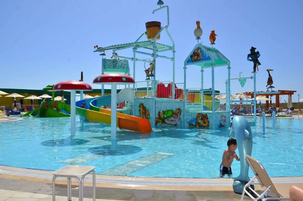 Een foto van het zwembad bij Aquasis De Luxe Resort & Spa