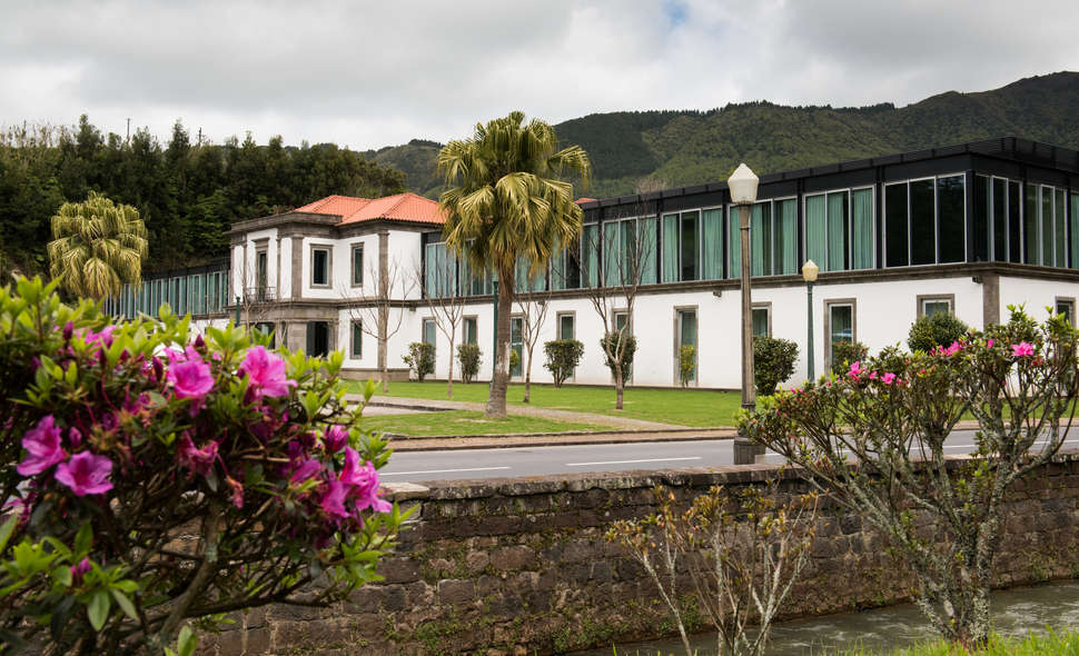Een foto van de buitenkant van Furnas Boutique Hotel