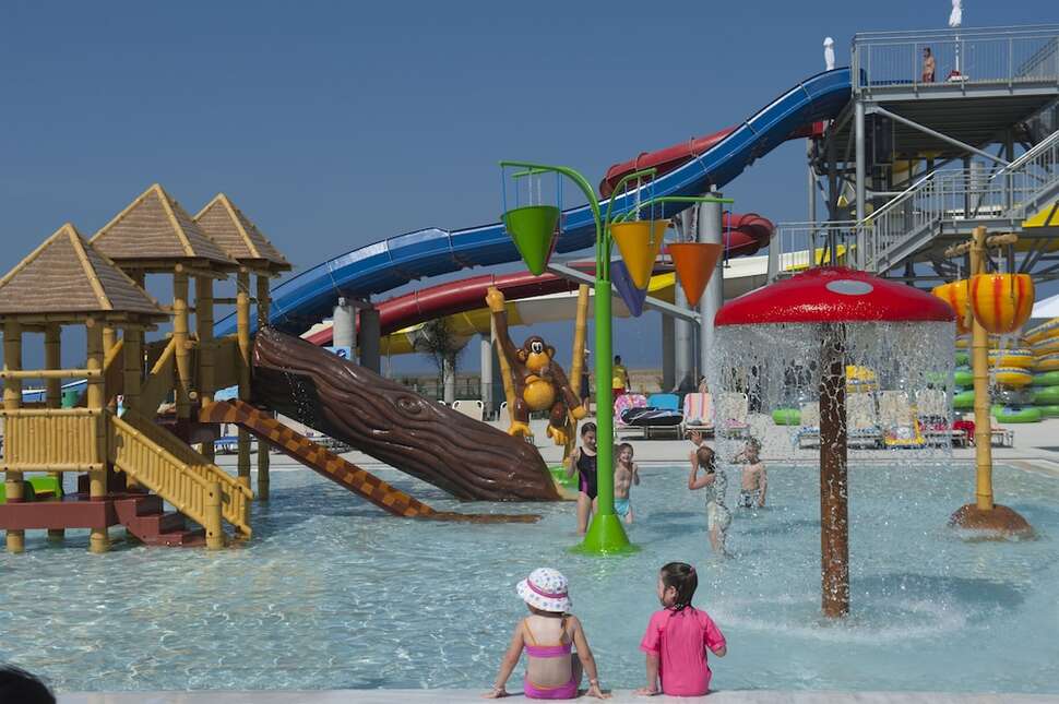 Een foto van het zwembad bij Louis Phaethon Beach