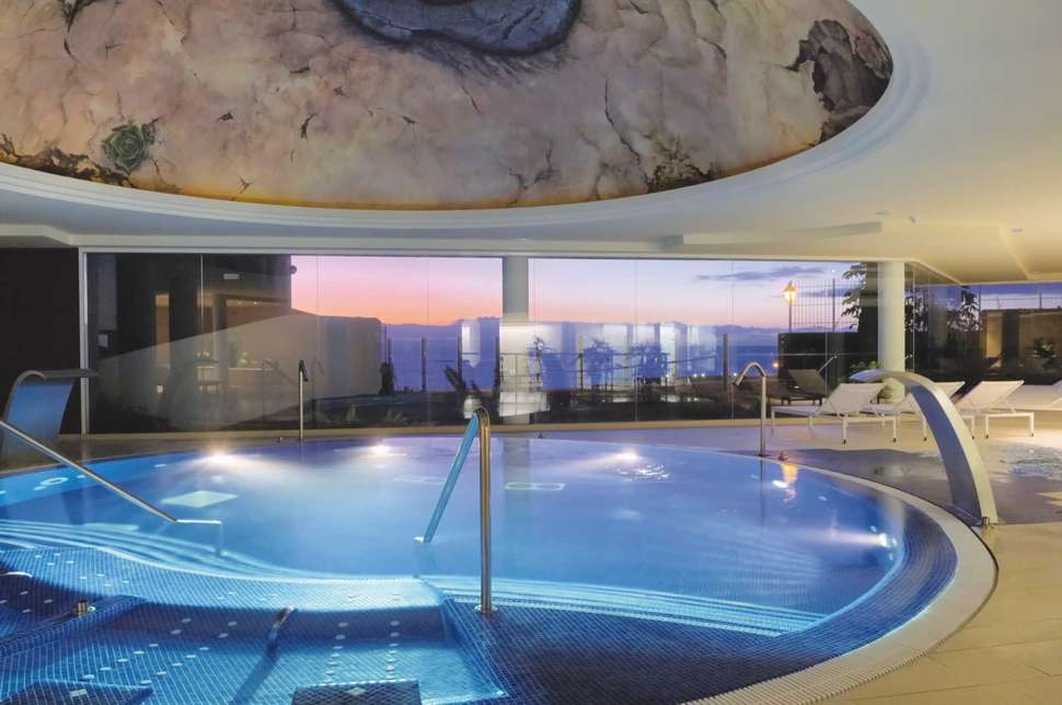 Een foto van het zwembad bij Roca Nivaria Gran Hotel