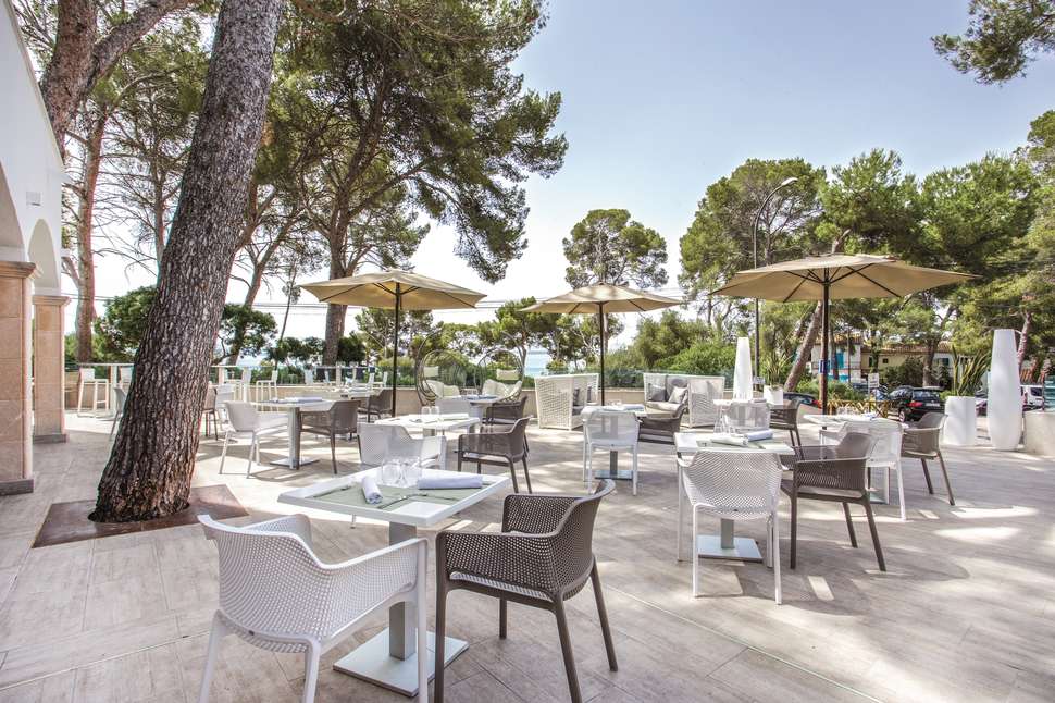 Een foto van het terras bij Alcanada Golf Hotel