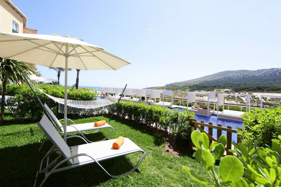 Een foto van het terras bij Hotel Zafiro Cala Mesquida