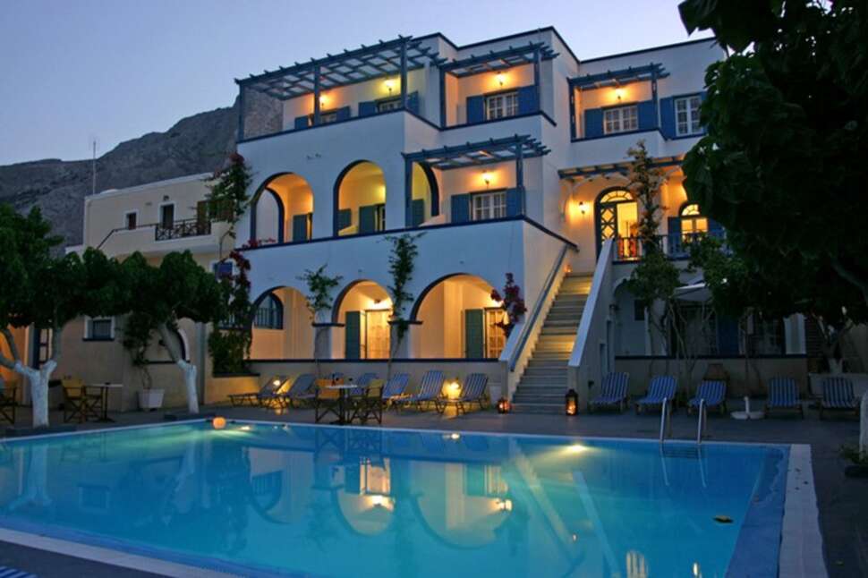 Ein Foto vom Pool im Hotel Artemis Kamari