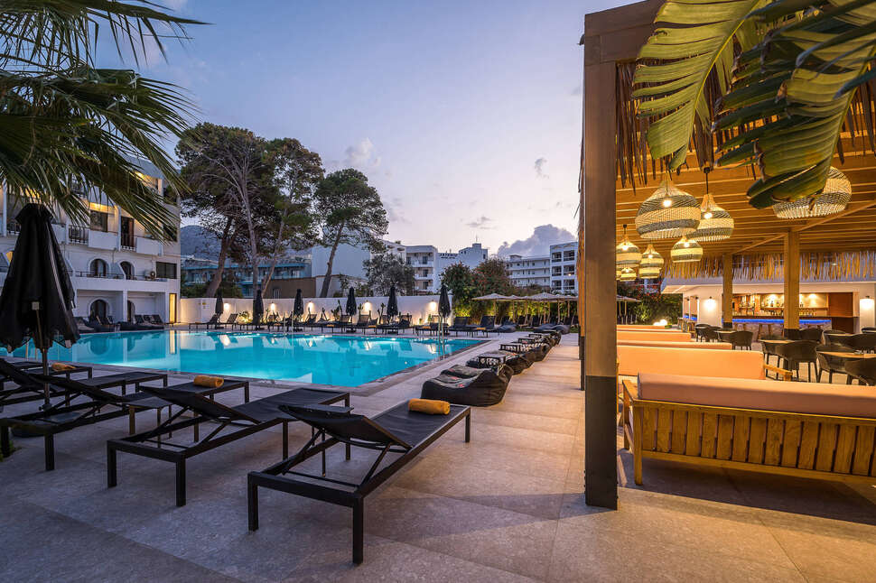 Een foto van het zwembad bij Heronissos Hotel