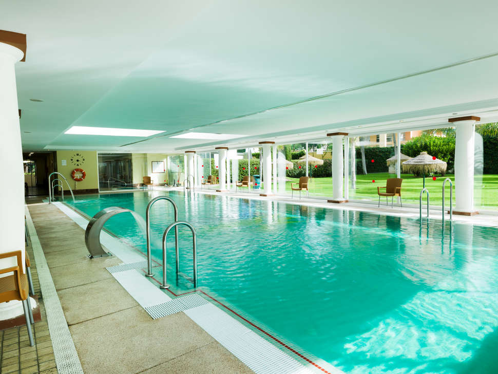 Een foto van het zwembad bij Hotel Monarque Cendrillon