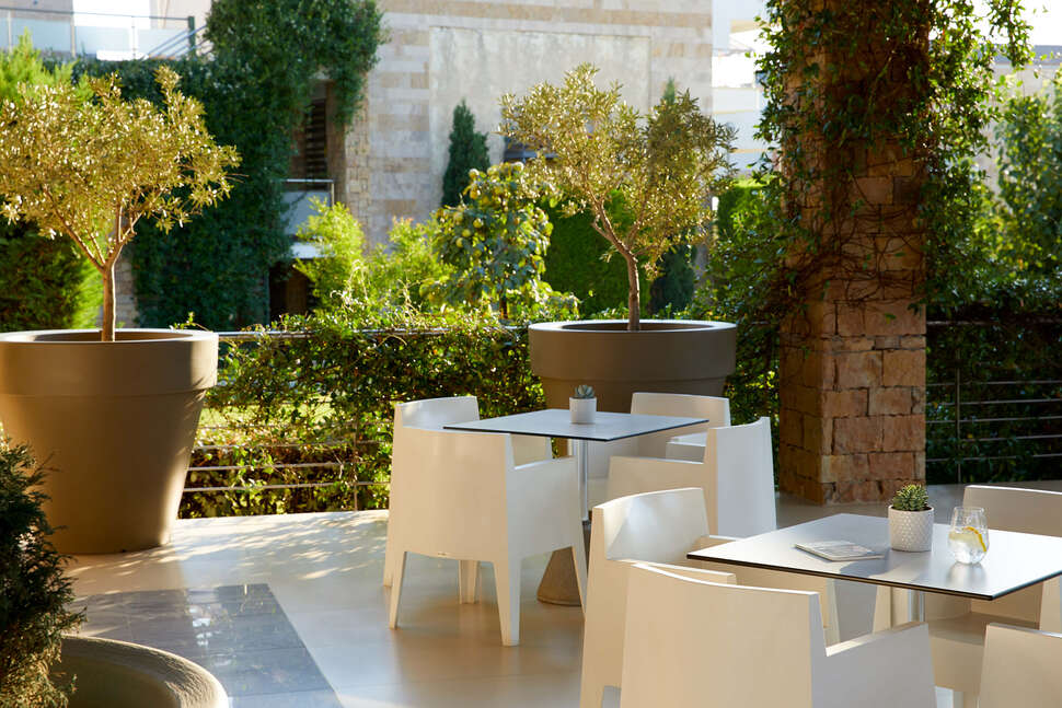 Een foto van het terras bij Istion Club & Spa
