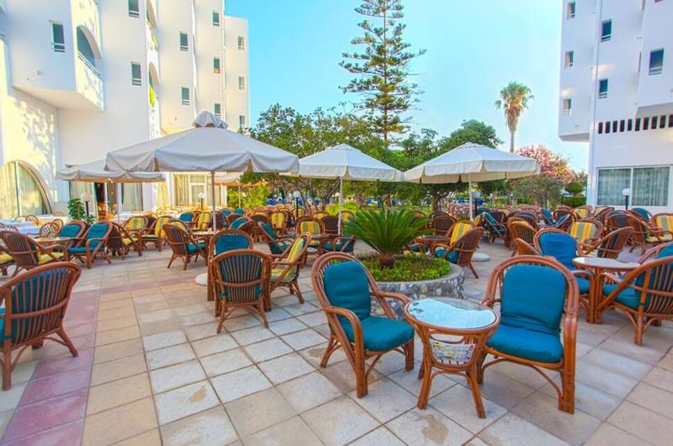 Een foto van het terras bij Hotel Continental Palace
