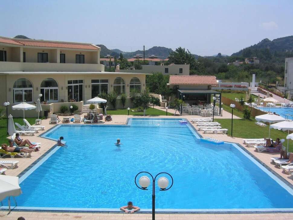Een foto van het zwembad bij Summerland Hotel & Bungalows