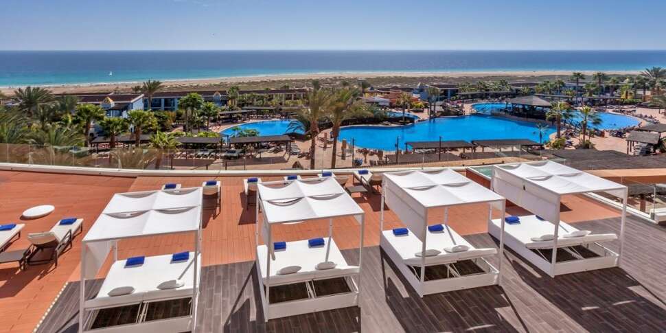 Een foto van het terras bij Occidental Jandia Royal Level