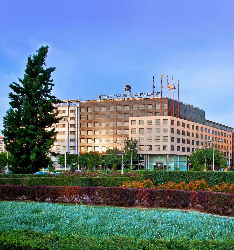Een foto van de buitenkant van Hotel SH Valencia Palace