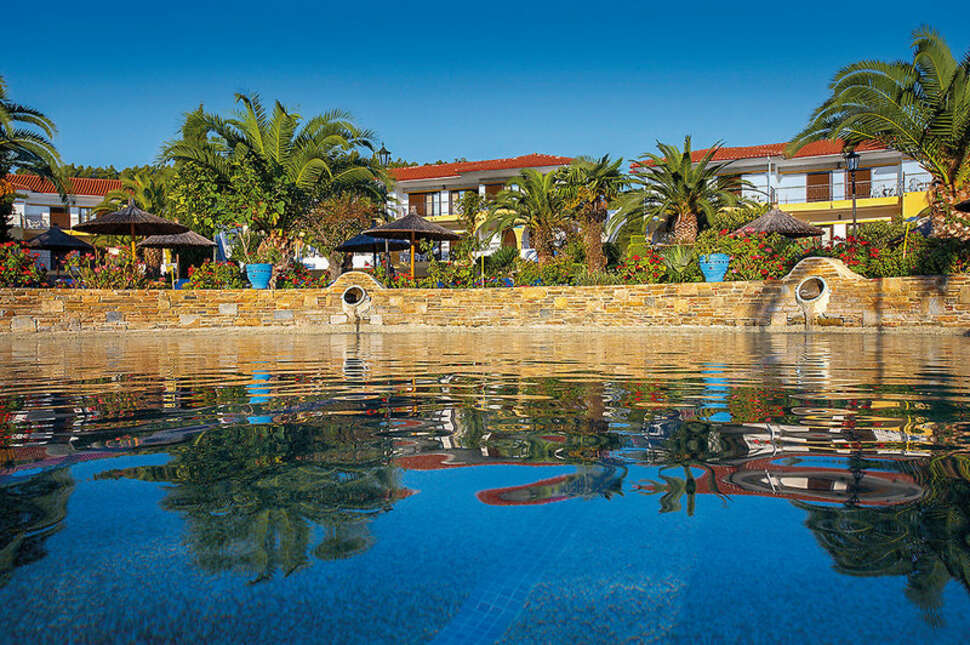 Een foto van het zwembad bij Chrousso Village Hotel