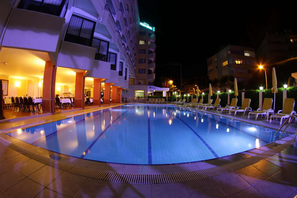 Een foto van het zwembad bij Palm Hotel