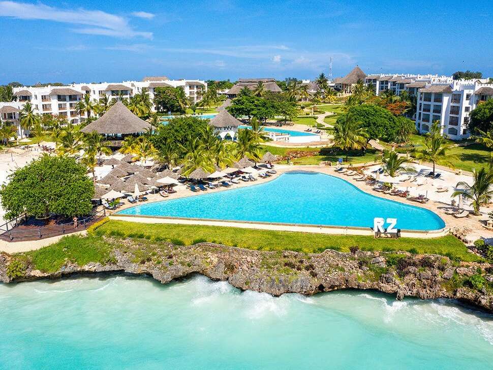 Een foto van het zwembad bij Royal Zanzibar Beach Resort