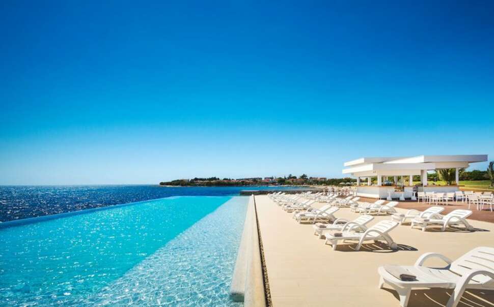 Ein Foto vom Pool im Aminess Vival Maestral Hotel