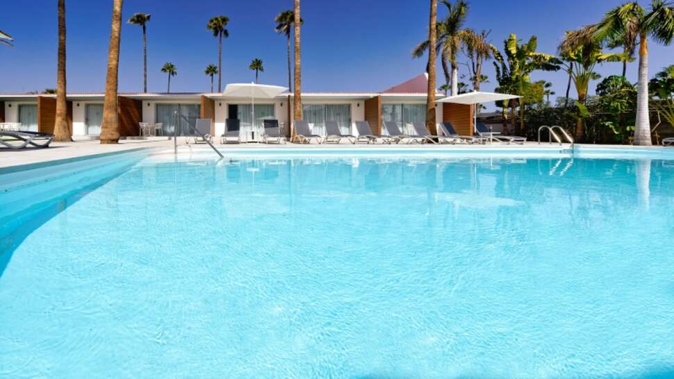 Een foto van het zwembad bij Sanom Beach Resort