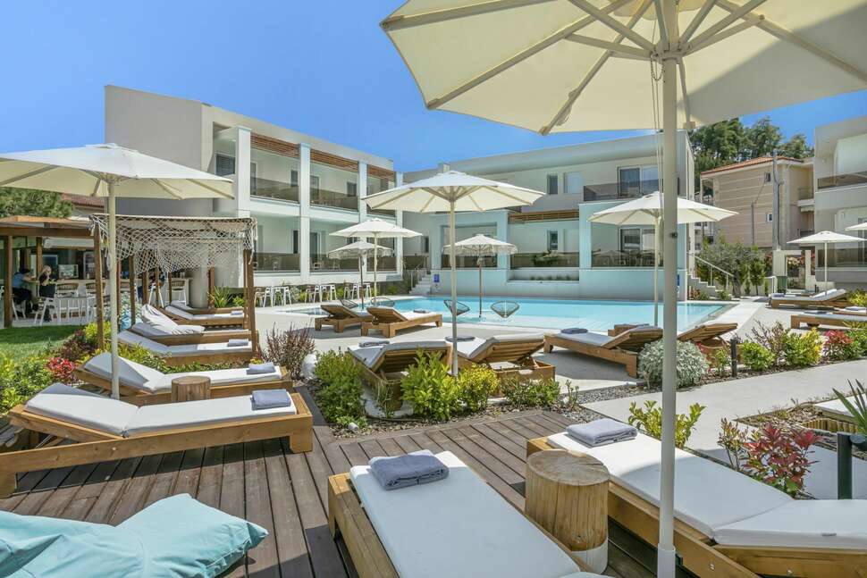 Een foto van het zwembad bij Mirablue Deluxe Residences