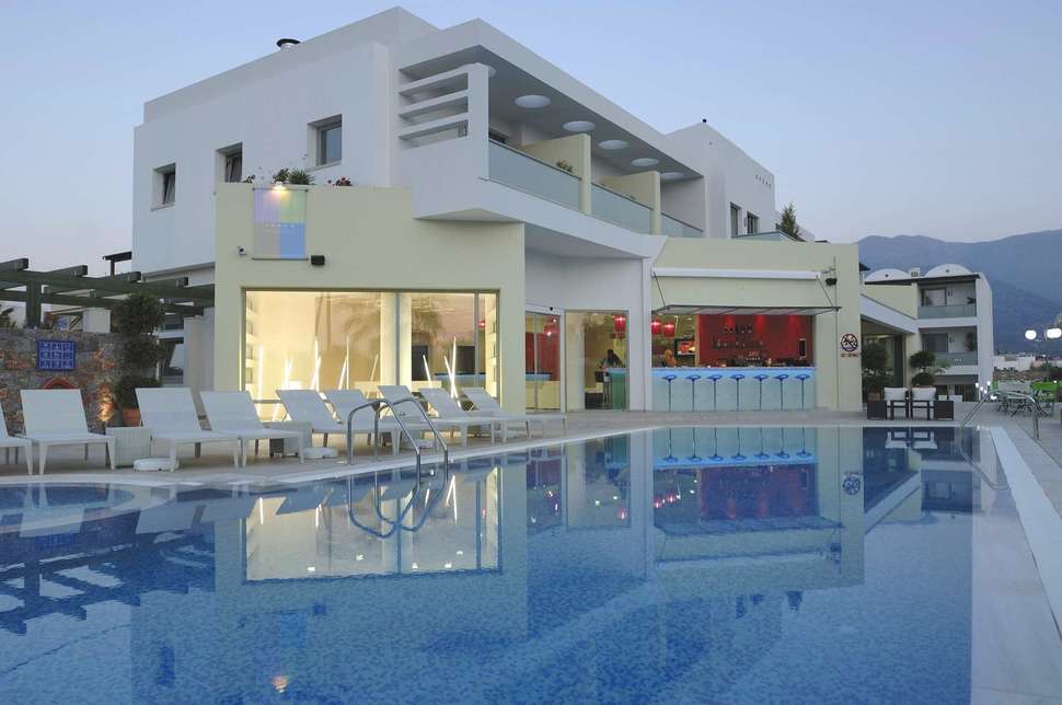 Ein Foto vom Pool im Angela Suites Boutique Hotel