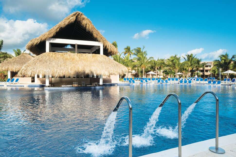 Een foto van het zwembad bij Royalton Splash Punta Cana