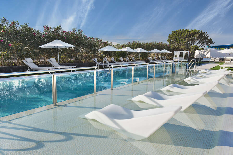 Een foto van het zwembad bij Elba Lanzarote Premium Suites