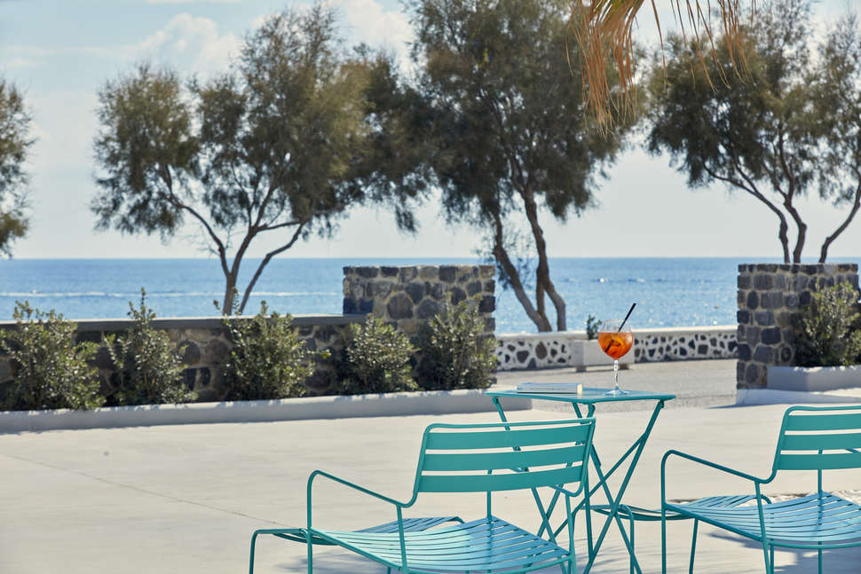 Een foto van het terras bij Aqua Blue Hotel
