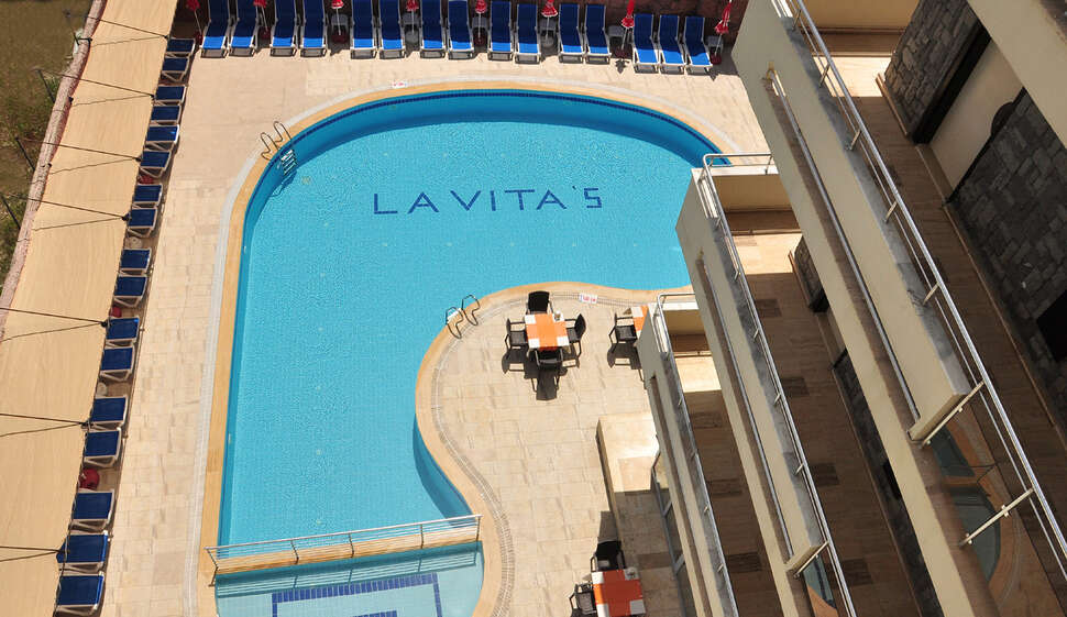 Ein Foto vom Pool im Lavitas Hotel