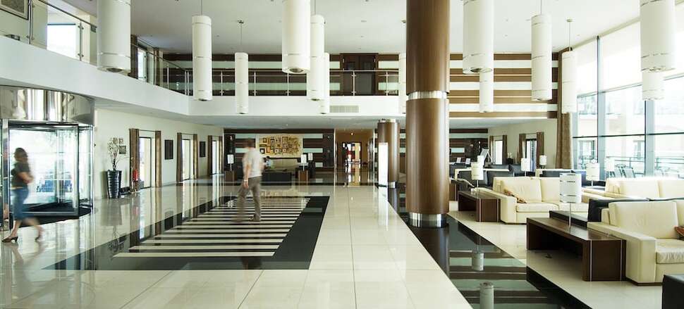 Een foto van het interieur van Vila Gale Santa Cruz