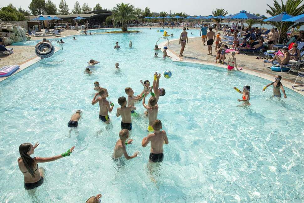 Een foto van het zwembad bij Mareblue Beach Resort