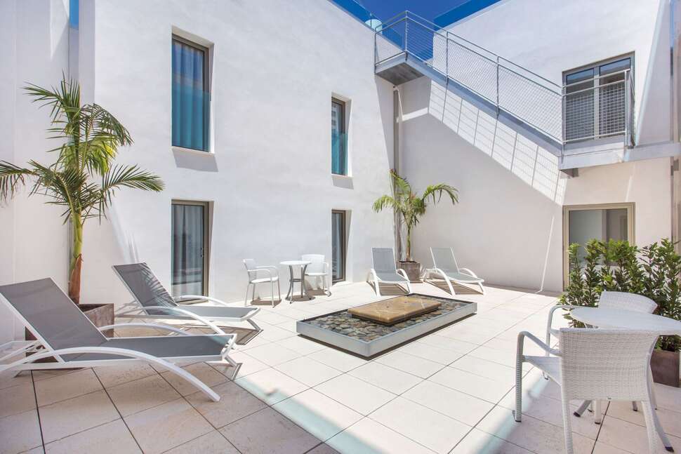 Een foto van het terras bij Som Llaut Boutique Hotel