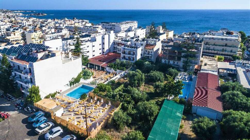 Een foto van het zwembad bij Sergios Hotel