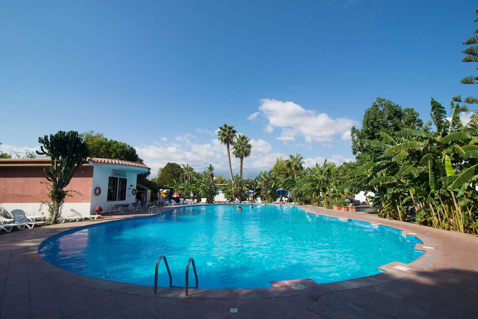 Ein Foto vom Pool im Villaggio Alkantara