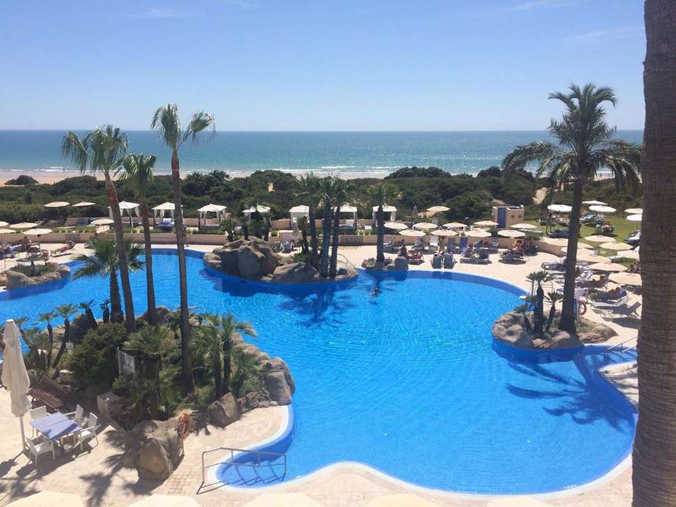 Een foto van het zwembad bij TUI Blue Playa la Barrosa