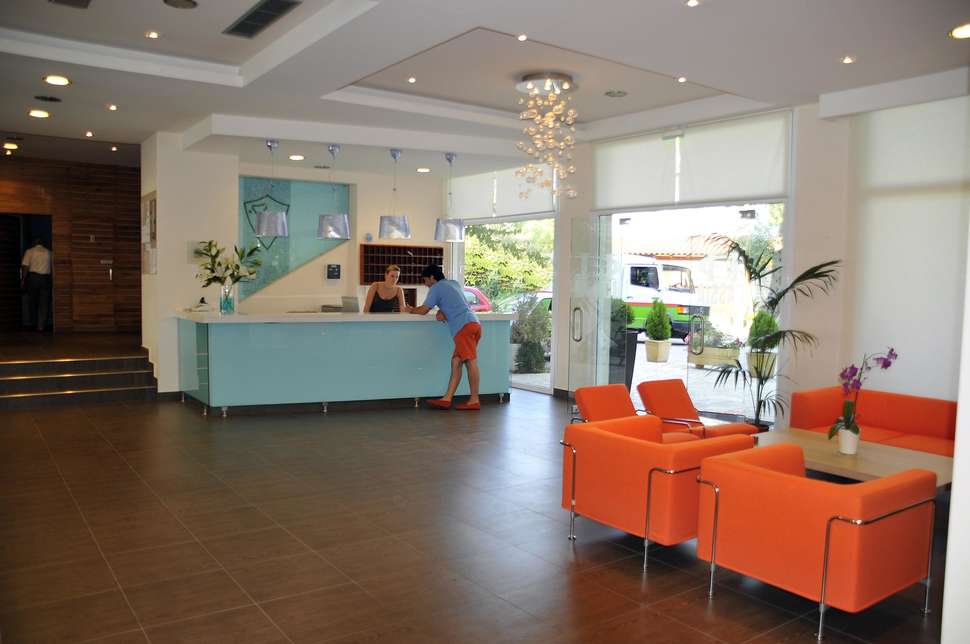 Een foto van het interieur van Dassia Beach Hotel