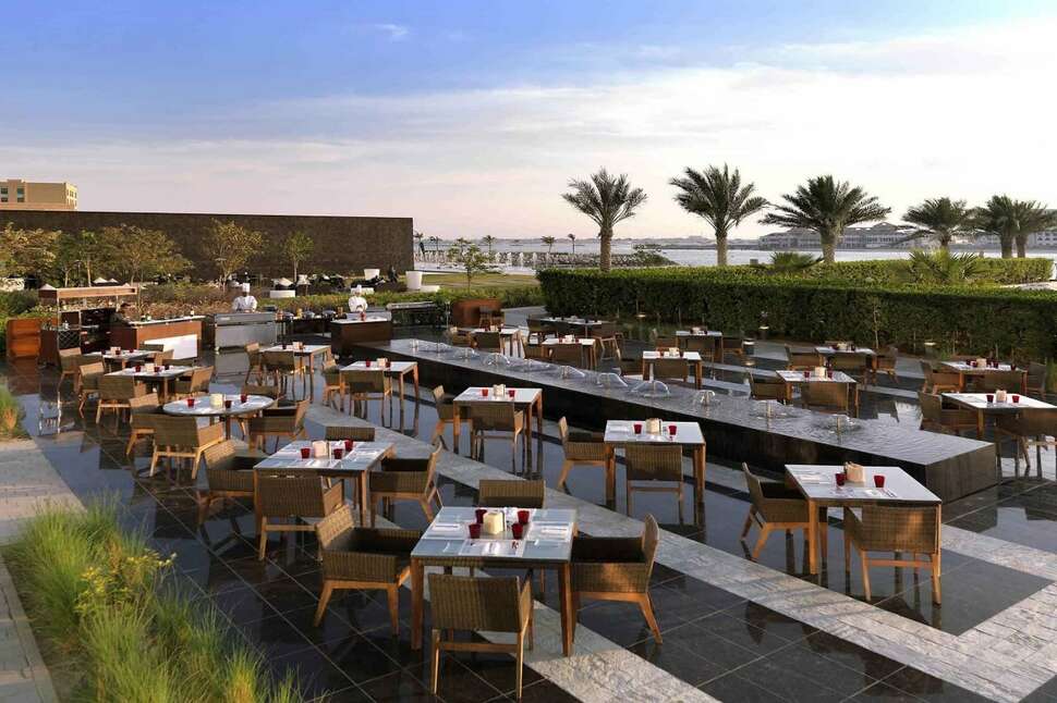 Ein Foto von der Terrasse im Fairmont Bab Al Bahr