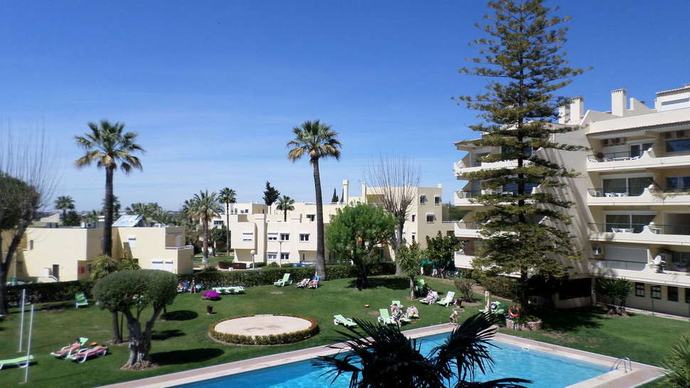 Een foto van het zwembad bij Parque Mourabel Oasis Village & Pe do Lago