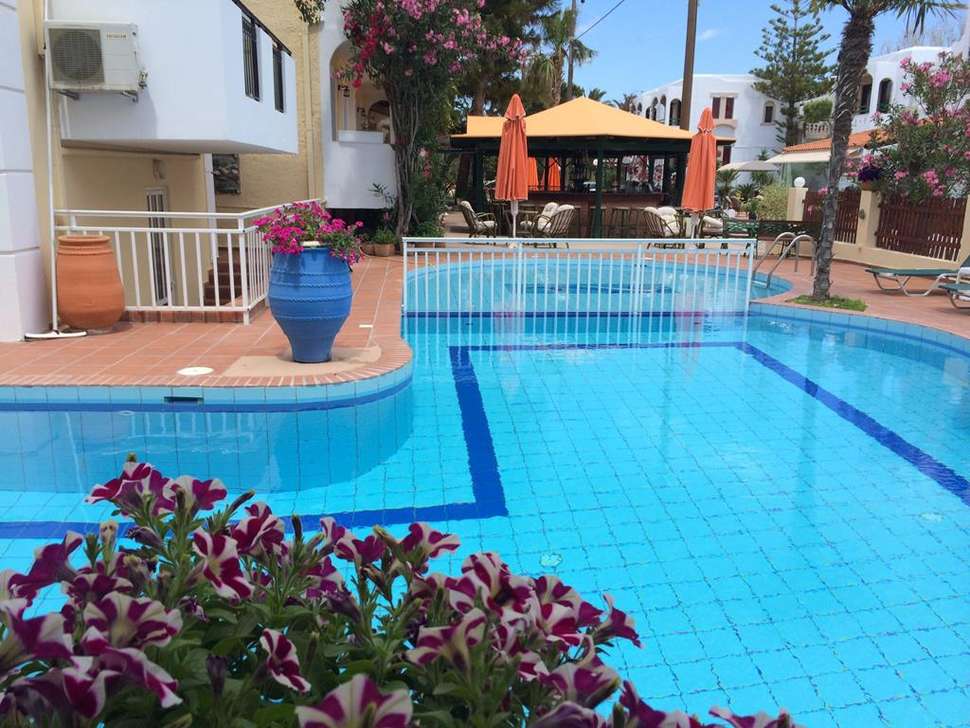 Een foto van het zwembad bij Bueno Hotel Appartementen
