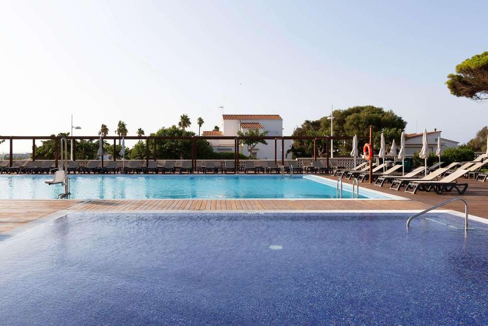 Ein Foto vom Pool im Alua Illa De Menorca