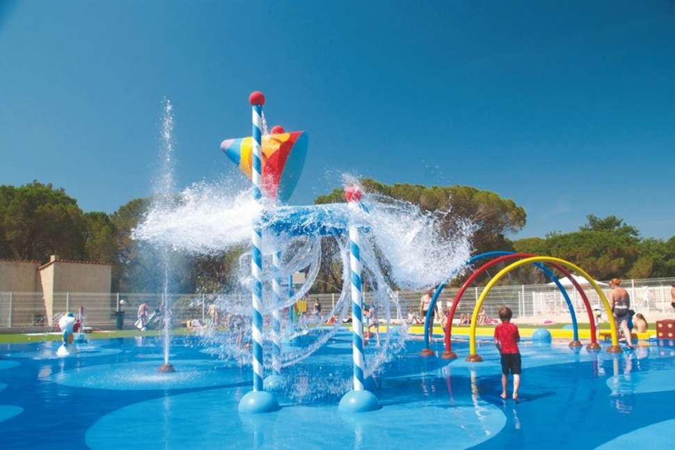 Een foto van het zwembad bij Parc Saint James Oasis Village