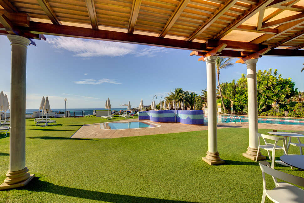 Een foto van het terras bij SBH Crystal Beach Hotel & Suites