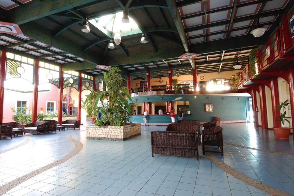 Een foto van het interieur van VOI Vila Do Farol Resort