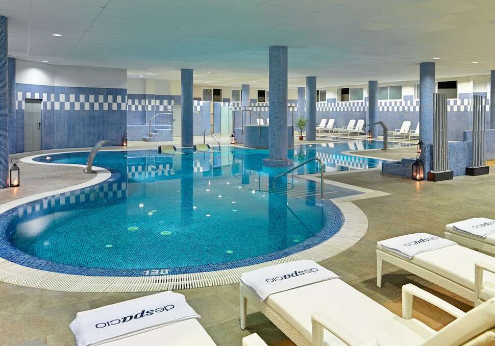 Ein Foto vom Pool im H10 Estepona Palace