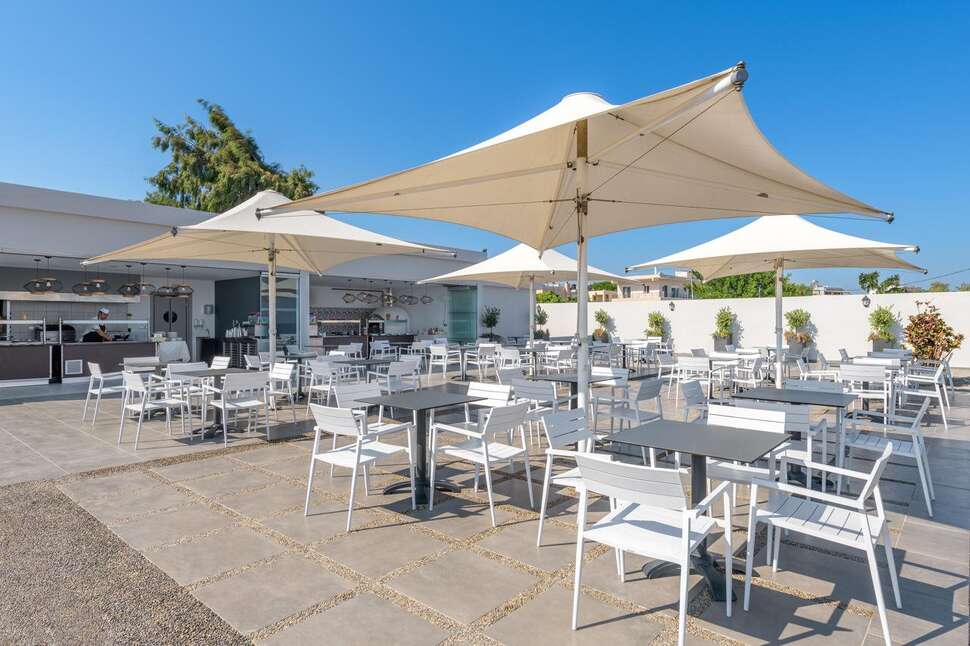 Een foto van het terras bij Avra Beach Resort Hotel & Bungalows