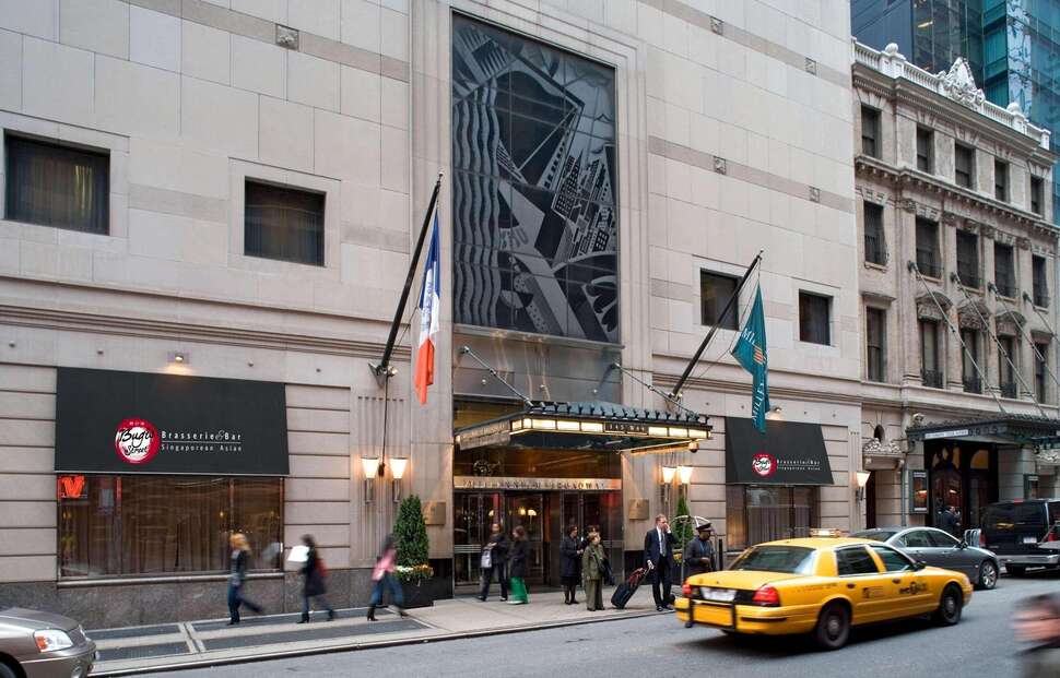 Ein Foto von der Außenansicht des Millennium Broadway Hotel
