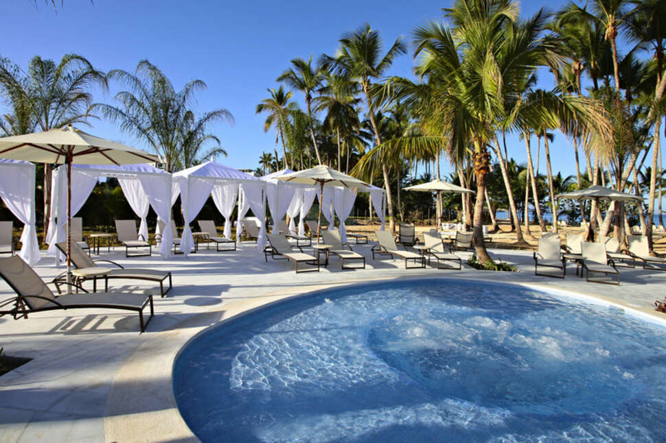 Een foto van het zwembad bij Luxury Bahia Principe Bouganville