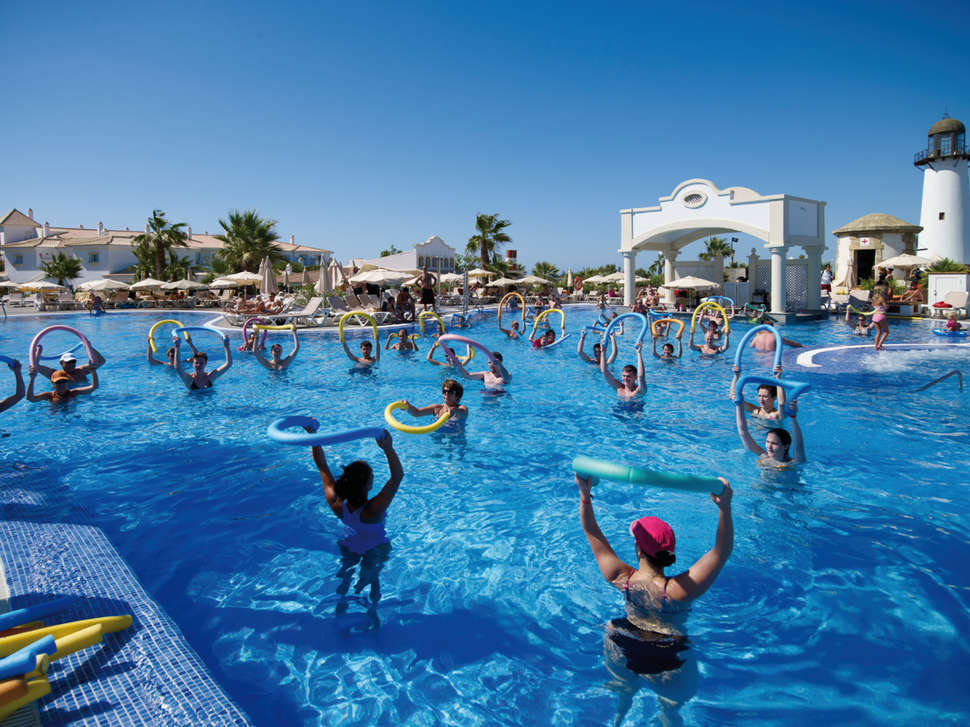 Een foto van het zwembad bij Riu Chiclana