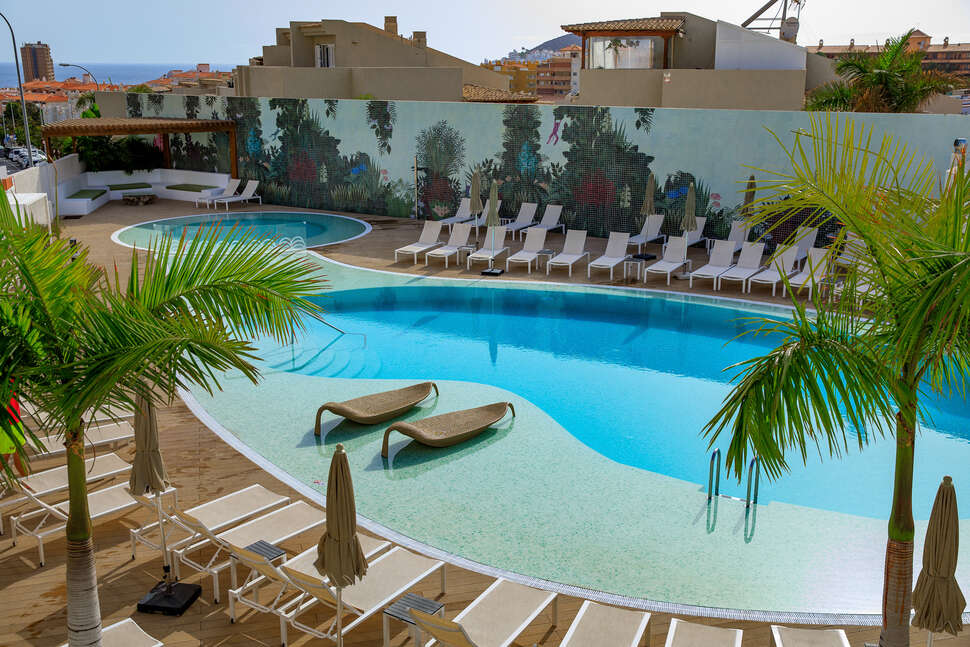 Een foto van het zwembad bij Ohasis Boutique Suites
