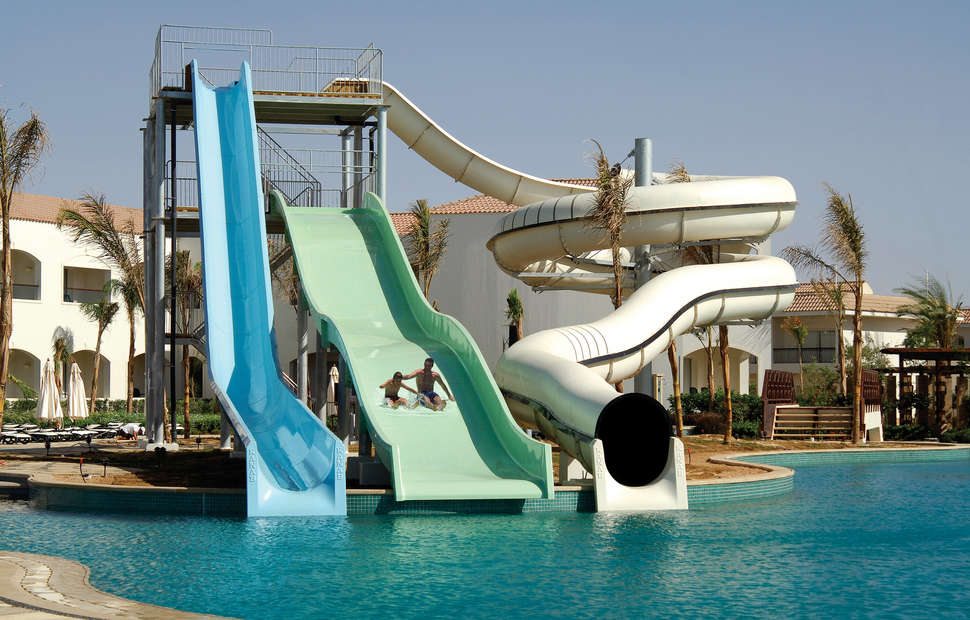 Een foto van het zwembad bij Reef Oasis Blue Bay Resort & Spa