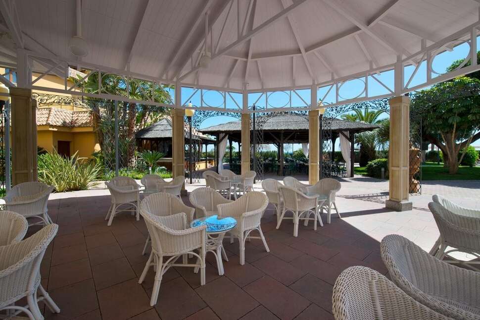 Een foto van het terras bij Hotel IPV Palace & Spa