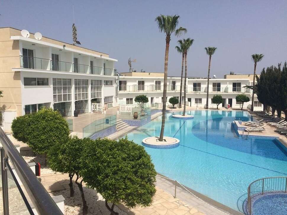 Een foto van het zwembad bij Fedrania Gardens Hotel