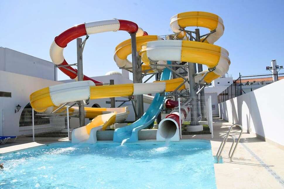 Een foto van het zwembad bij Playaballena Hotel